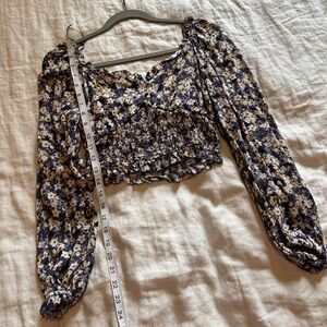Cute floral crop top with flowy elegant sleeves.